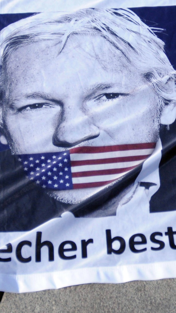 Assange, al via l’udienza a Londra, rischia l’estradizione. Ma è un paladino della libertà o un traditore?