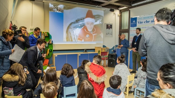 Astroluca col cappello di Natale parla ai bambini in ospedale