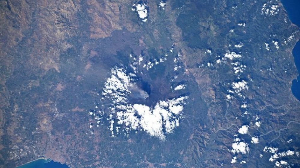 AstroLuca, la fotografia dell'Etna in eruzione dallo spazio