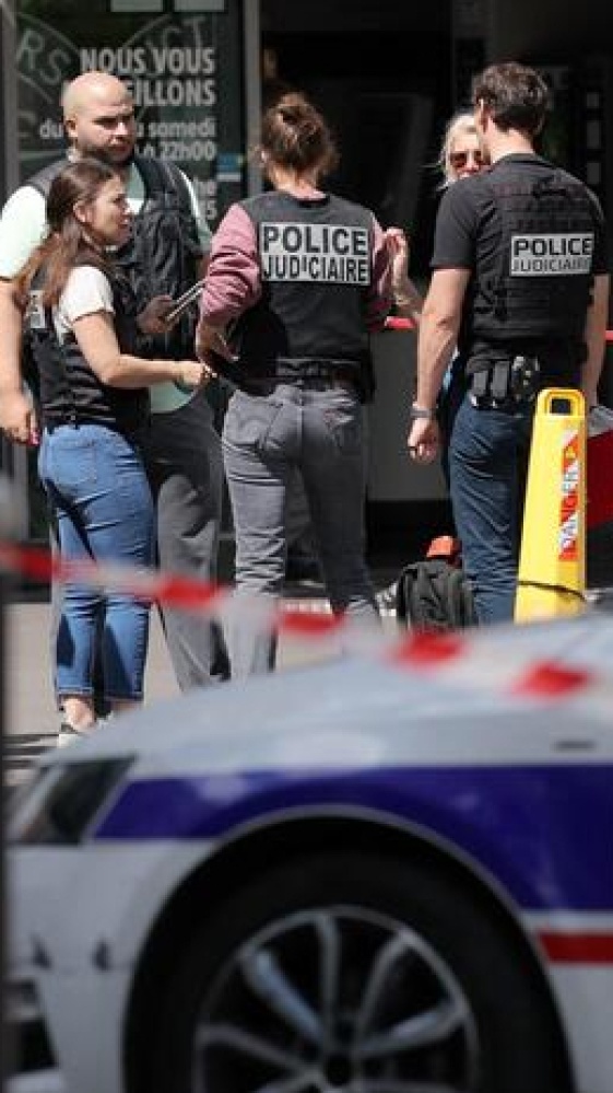 Attacco con coltello a Parigi, un uomo cerca di uccidere tre donne, mi ha mandato Allah
