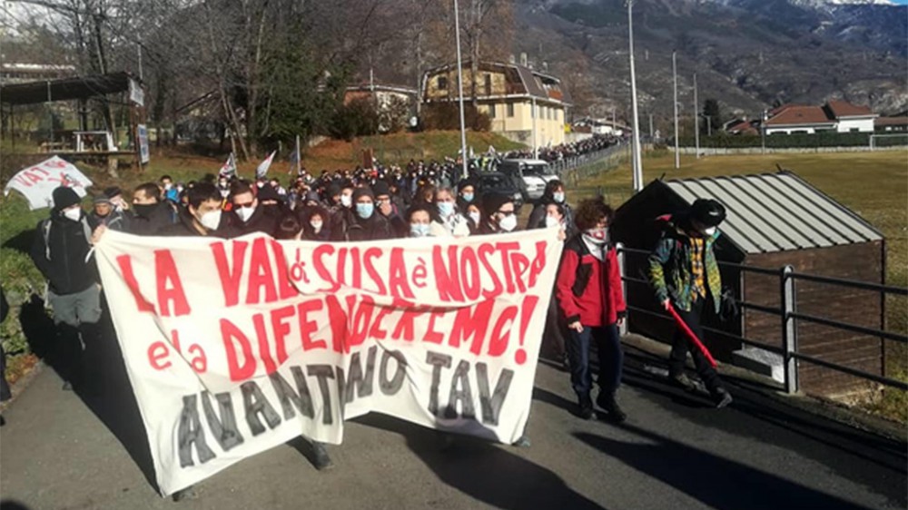 Attacco No Tav al cantiere di Chiomonte, bombe carta contro le forze dell’ordine, feriti due poliziotti