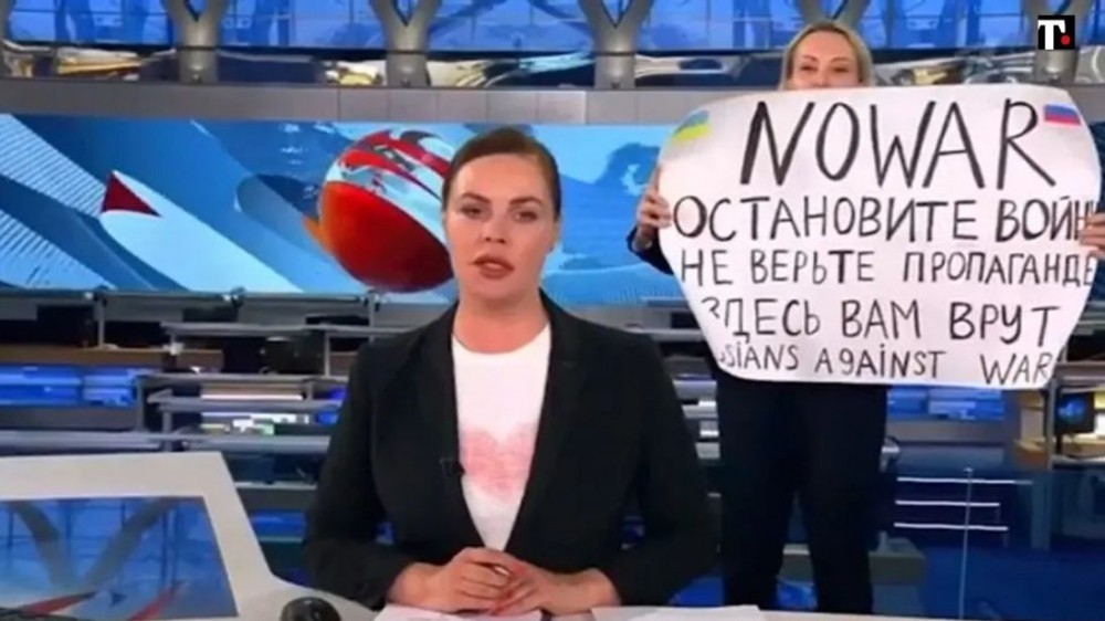 Attivista irrompe durante il tg della prima tv russa con un cartello contro la guerra in Ucraina, il video diventa subito virale