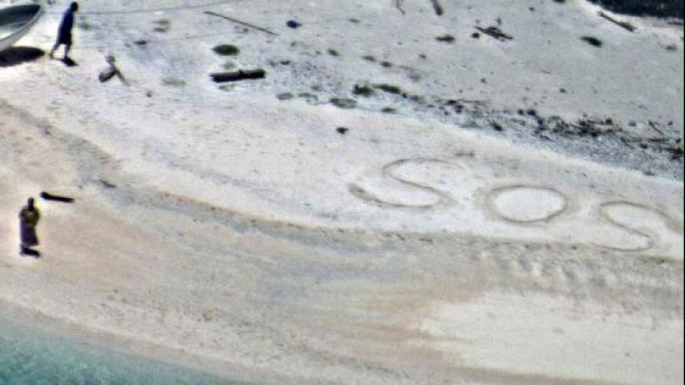 Australia, tre marinai naufragati nell'oceano Pacifico si salvano scrivendo sulla sabbia