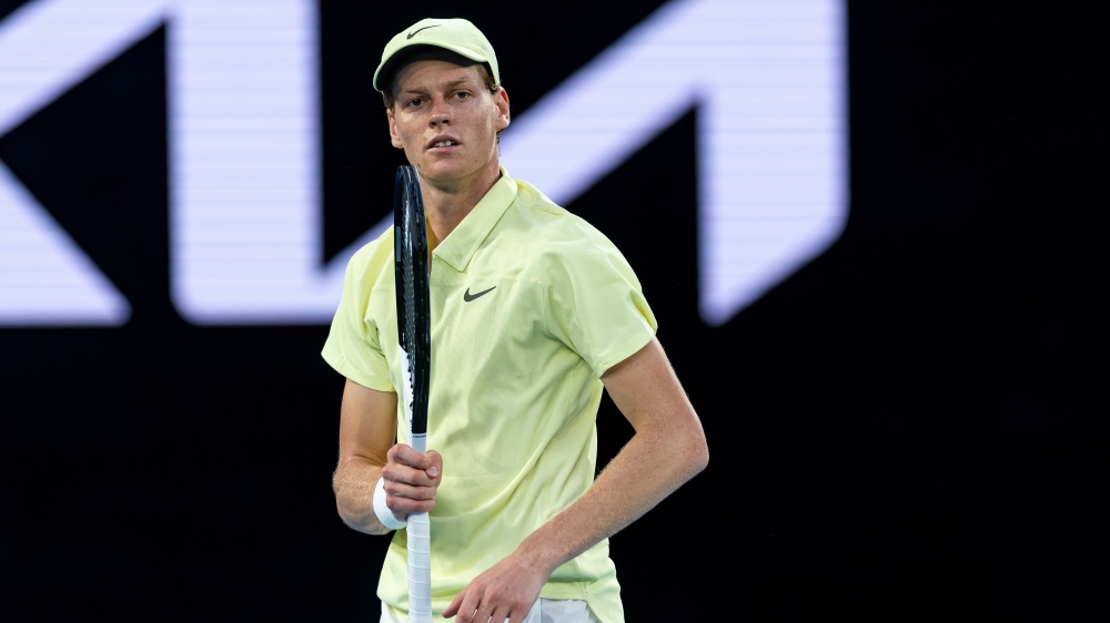 Australian Open, il tremore alla mano non ferma Sinner: cosa è successo al tennista numero 1 del mondo