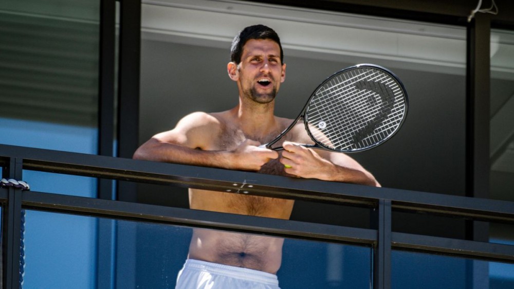 Australian Open, positivi 10 dei giocatori, Djokovic difende le richieste di quarantena degli atleti