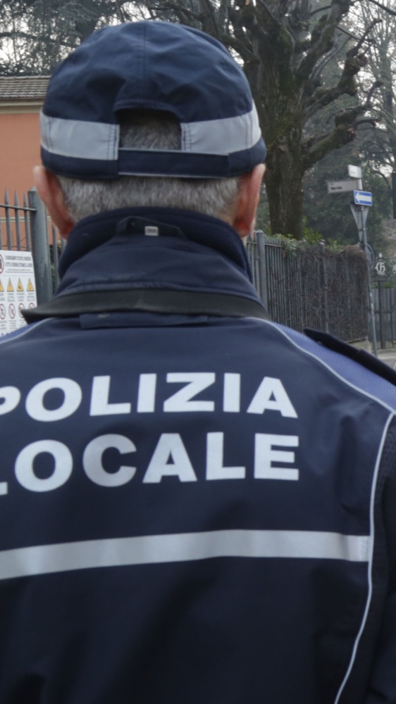 Auto piomba su vigili urbani in servizio, tre feriti, alla guida un carabiniere positivo all'alcol test