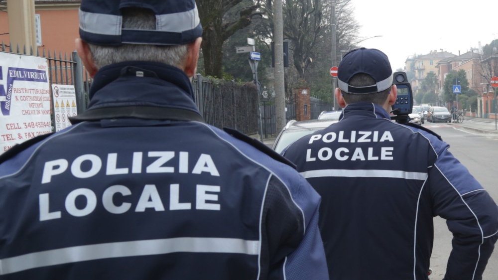 Auto piomba su vigili urbani in servizio, tre feriti, alla guida un carabiniere positivo all'alcol test