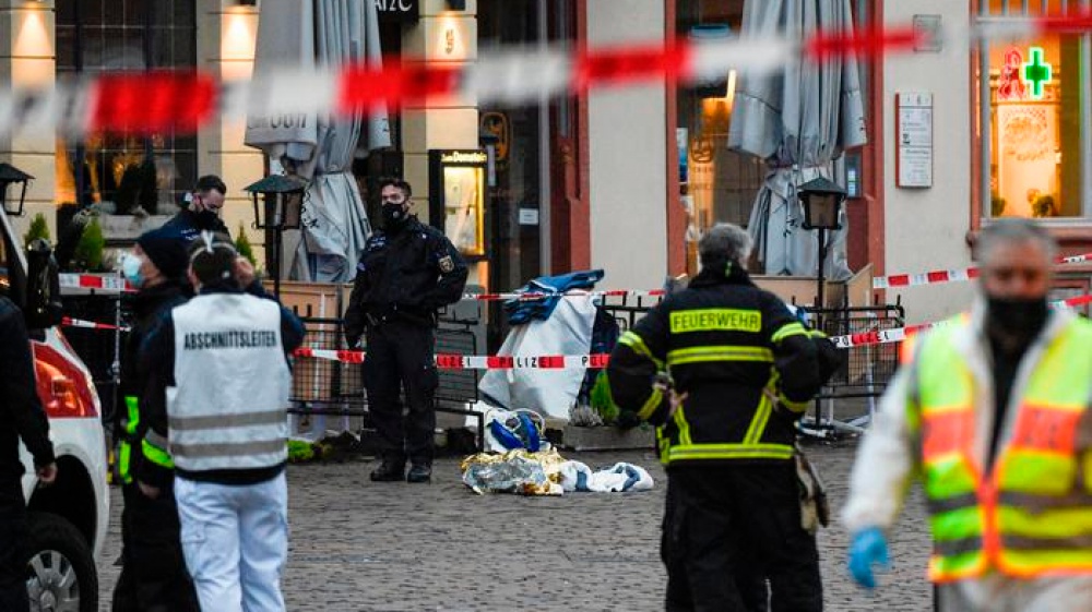 Auto piomba sulla folla e si schianta contro una vetrina a Berlino, bilancio di un morto e dodici feriti