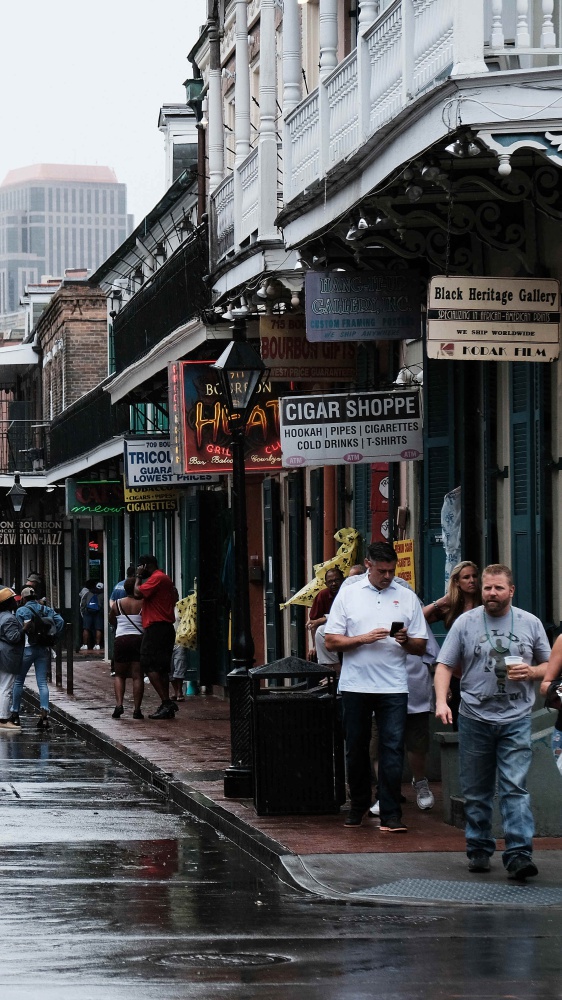 Auto sulla folla a  New Orleans, almeno dieci vittime e trenta feriti, l'uomo che guidava la macchina è anche sceso a sparare