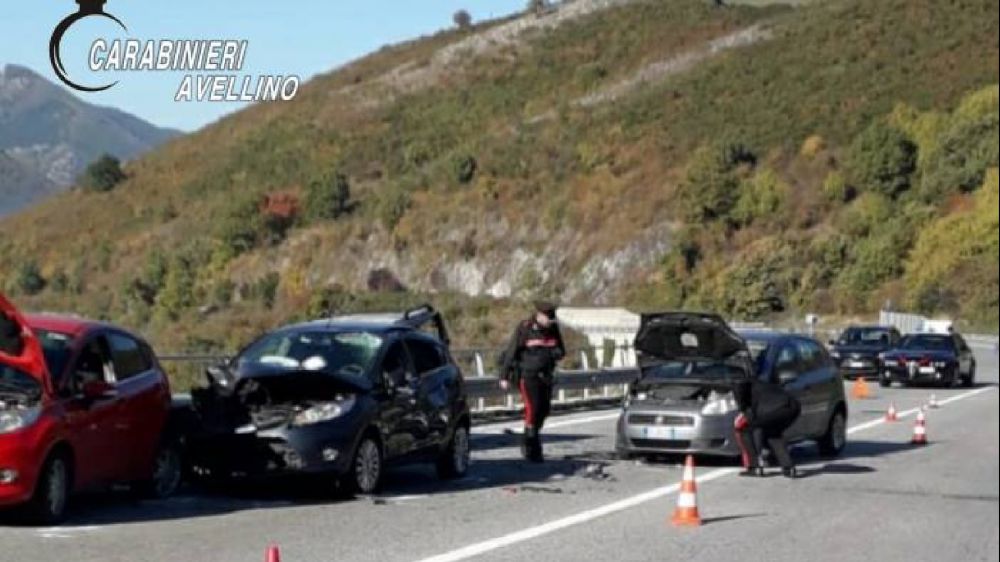 Avellino, si fermano per prestare soccorso e vengono travolti, due i morti