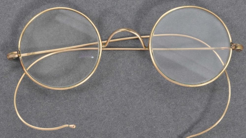 Avevano rischiato di finire nella spazzatura, venduti all’asta in Inghilterra un paio di occhiali d’oro appartenuti a Gandhi