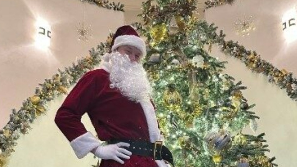 Babbo Natale è dimagrito? No, si tratta di Elon Musk. Ecco cosa c'è dietro la foto che sta facendo il giro del mondo