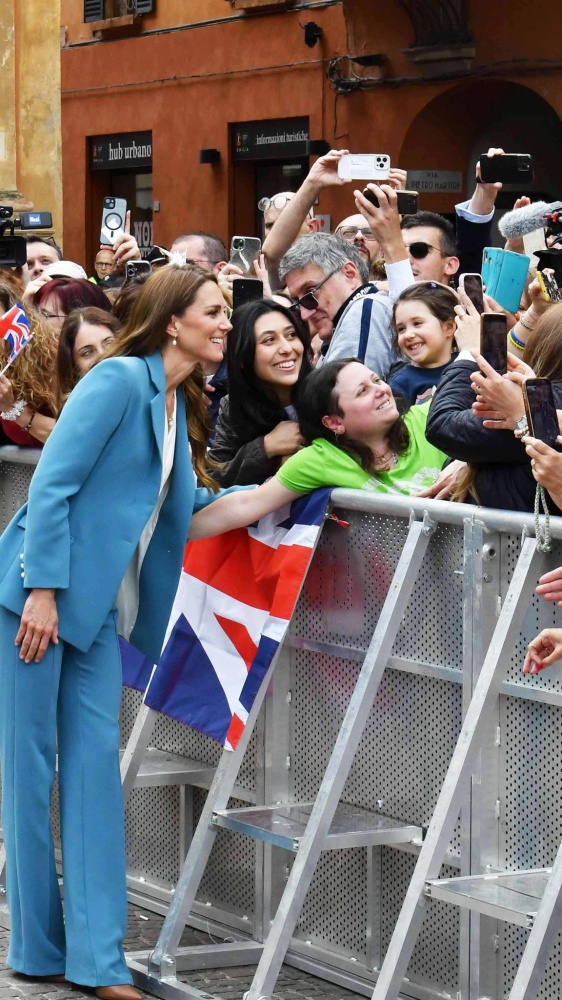 Bagno di folla per Kate in Italia, 'i bambini il nostro presente'