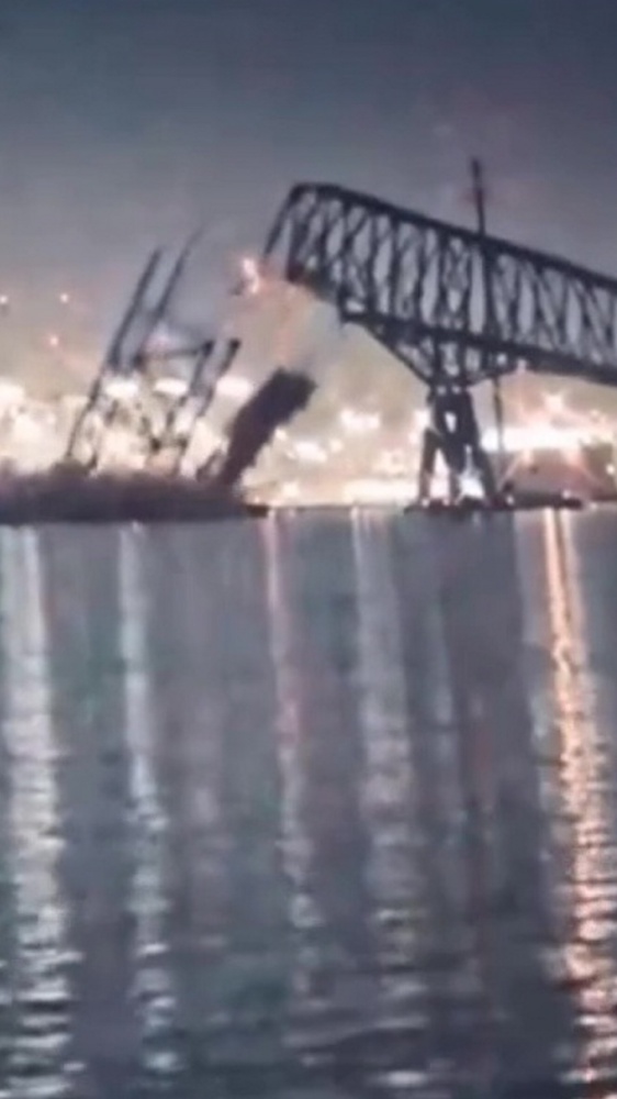 Baltimora, nave a fuoco urta un ponte e lo fa crollare, si temono molte vittime