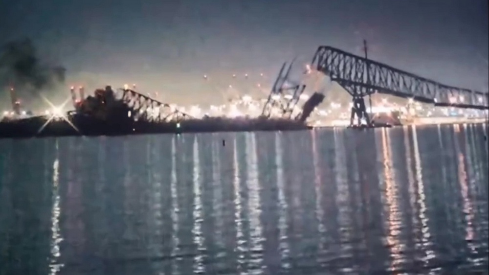 Baltimora, nave a fuoco urta un ponte e lo fa crollare, si temono molte vittime