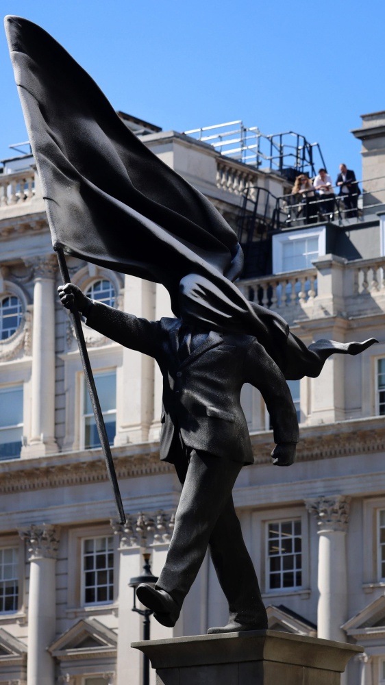 Banksy ricompare con una statua nel cuore di Londra e sfida l'imperialismo. Lui e la sua arte restano inafferrabili
