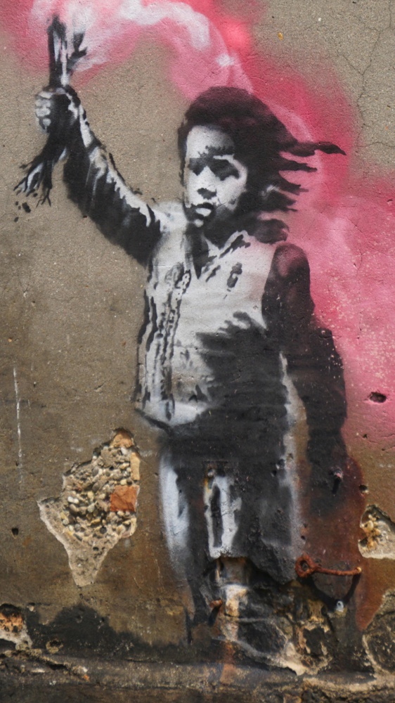 Bansky: svelato il mistero, i celebri graffiti sono un' opera cooperativa, c'entra anche Robert Del Naja