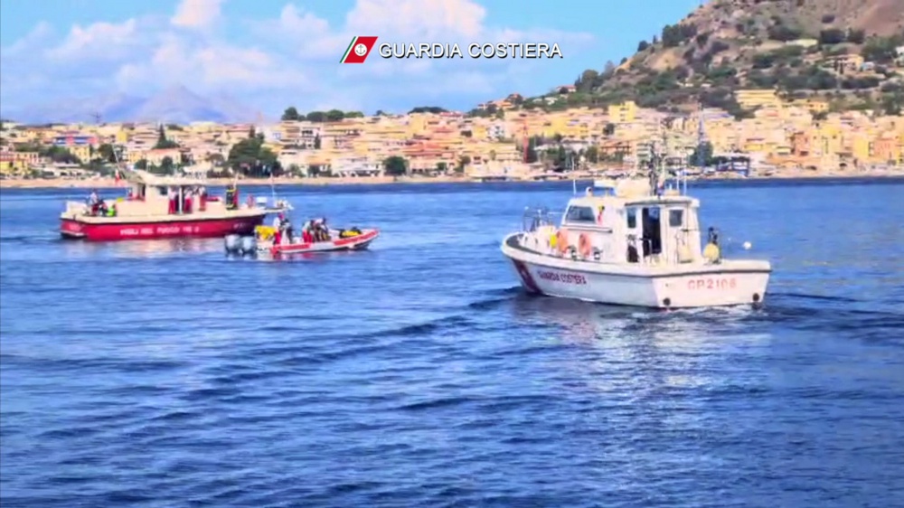 Barca a vela affonda nel mare di Palermo, travolta da una tromba d'aria. Un morto e sei dispersi: i sommozzatori dagli oblo avrebbero visto dei cadaveri