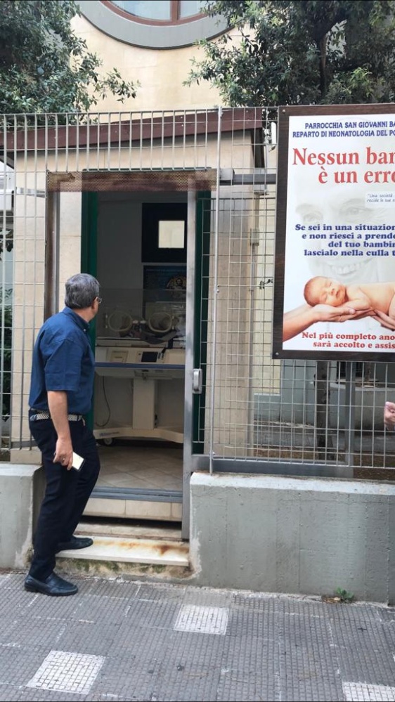 Bari, don Antonio Ruccia e il tecnico elettricista sono stati rinviati a giudizio per la morte del bimbo lasciato nella culla termica della parrocchia