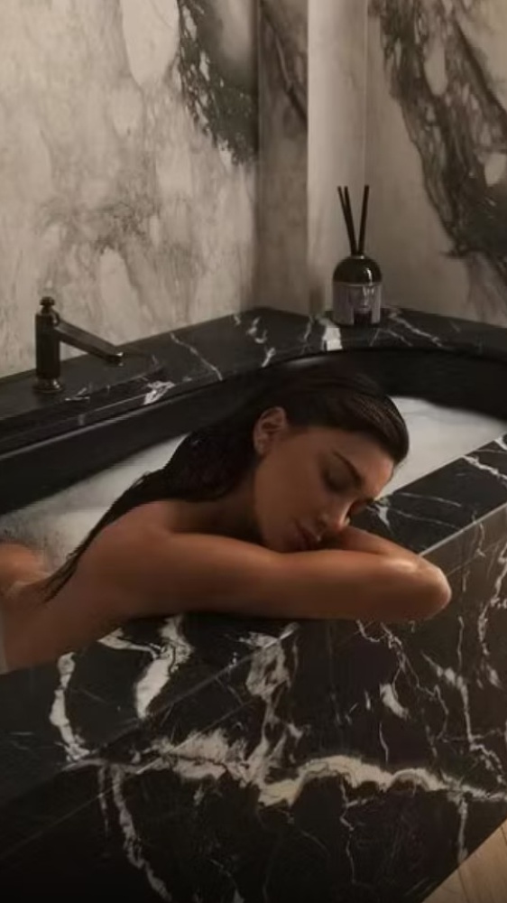 Belen Rodriguez bomba sexy sui social: la foto nella vasca da bagno diventa virale