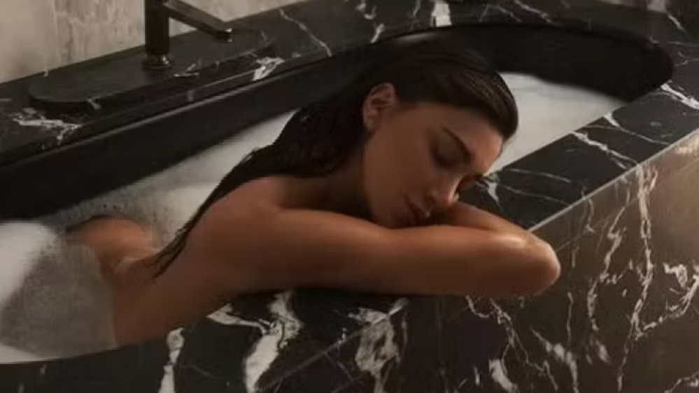 Belen Rodriguez bomba sexy sui social: la foto nella vasca da bagno diventa virale