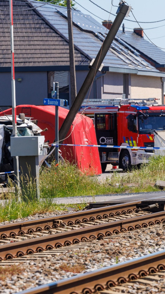Belgio, scontro tra un minibus e un treno al passaggio a livello. Quattro i morti, tra cui due studenti