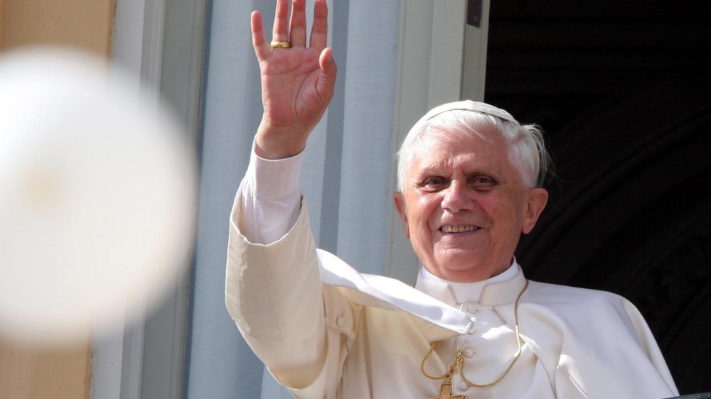 Benedetto XVI è molto malato, Papa Francesco chiede di pregare per lui