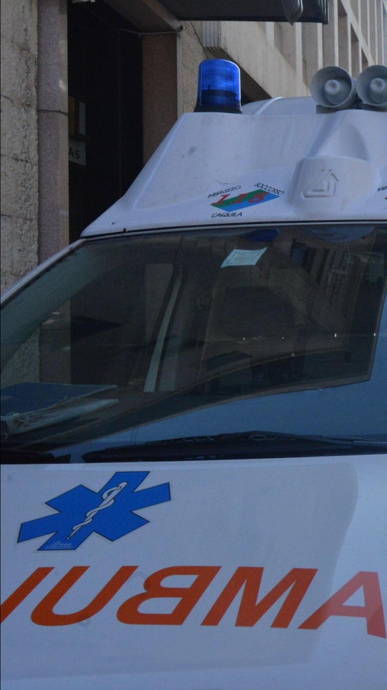 Bergamo, 19enne muore cadendo dal tetto di una fabbrica abbandonata. L'ipotesi è che stesse facendo urbex