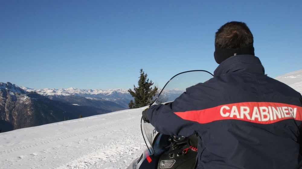 Bimba di sei anni lasciata sola per due ore sulle piste, i genitori erano a sciare