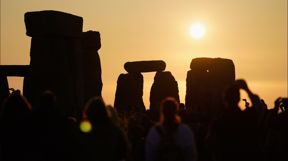 Blitz a Stonehenge, ecoattivisti imbrattano i monoliti con vernice arancione. La protesta: 'I partiti ignorano il clima' e le rassicurazioni, il colore andrà via con la prima pioggia