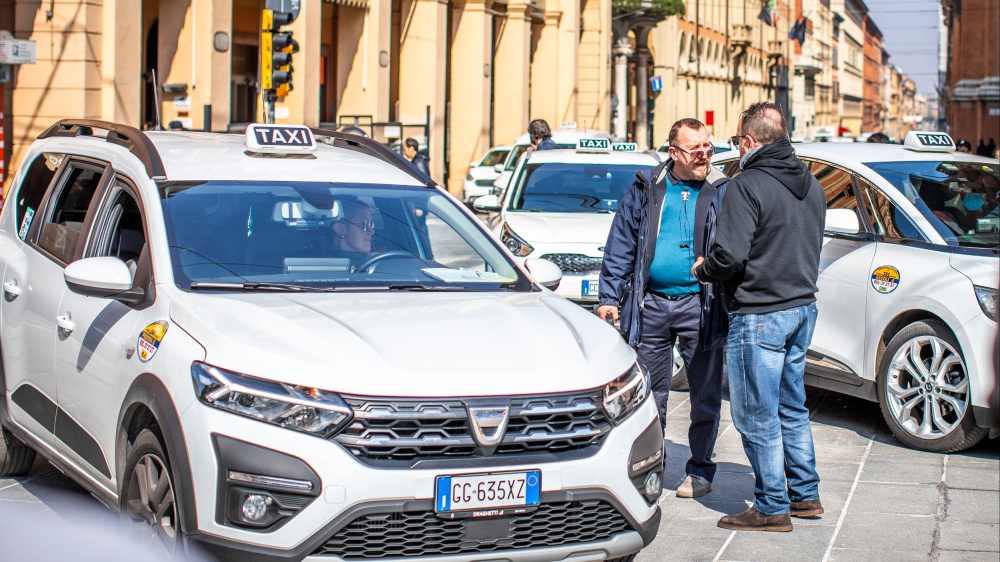 Bologna, parla il tassista schierato contro i colleghi No Pos: “Mi disprezzano e continuano a insultarmi ma non mi arrendo”