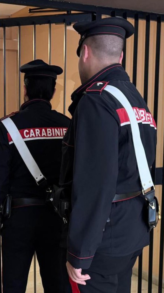 Bologna, un alunno delle medie ha minacciato con un coltello i compagni di classe