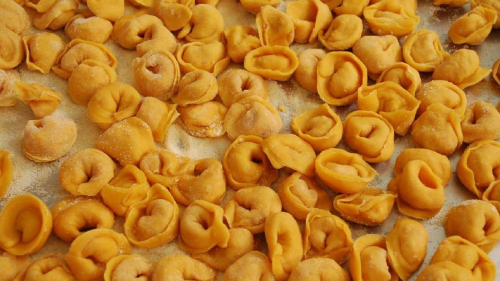 Bologna, vescovo lancia il tortellino al pollo, insorge la destra