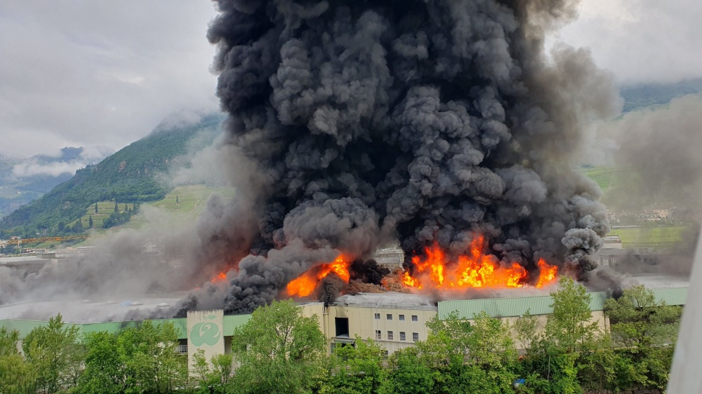 Bolzano, vasto incendio in uno stabilimento industriale. Vigili del Fuoco a lavoro