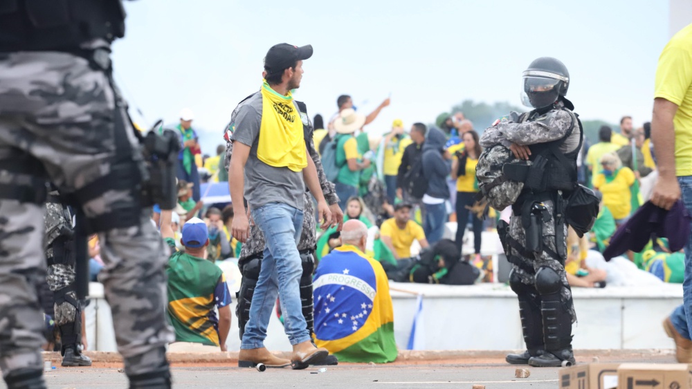 Brasile, è caccia agli organizzatori dell'assalto alle Istituzioni. Nelle strade manifestazioni pro democrazia