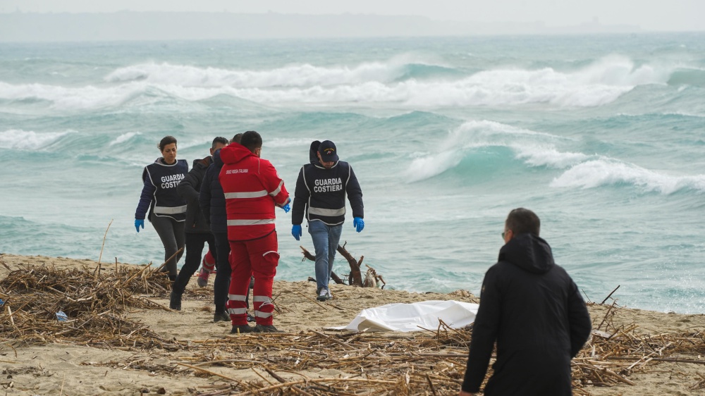 Naufragio di migranti in Calabria, si cercano ancora i dispersi ma si aggrava il bilancio dei morti