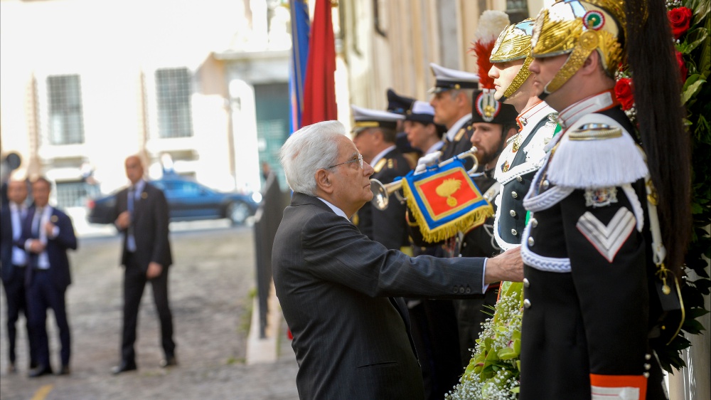Terrorismo, l'omaggio a Via Caetani e la cerimonia al Quirinale. Mattarella: "Mai più stragi"