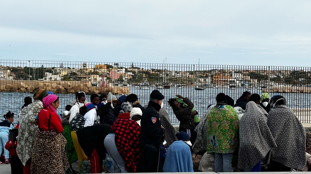 Migranti, gli sbarchi non si fermano. Il Ministro Piantedosi visita l'hotspot di Lampedusa