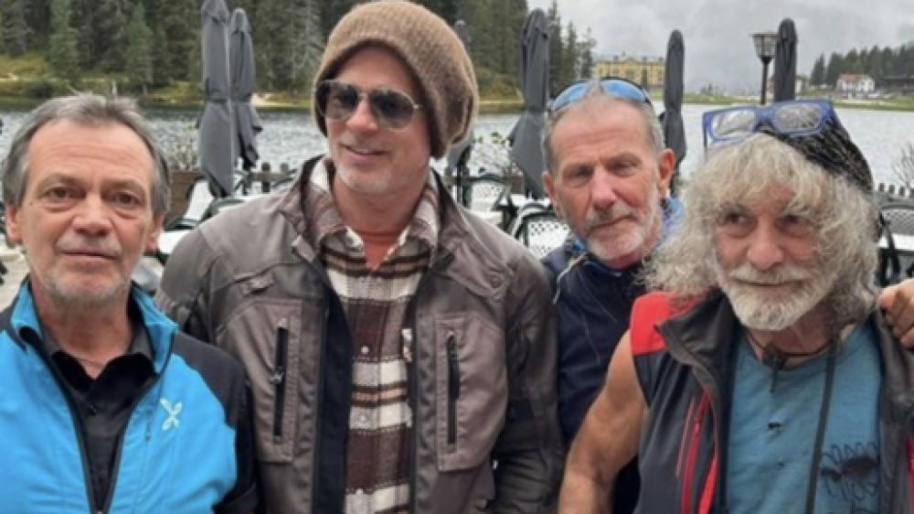 Brad Pitt e Mauro Corona insieme sulle Dolomiti: la foto diventa virale in poco tempo