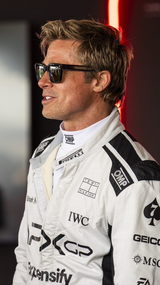 Brad Pitt in pista a Silverstone per il film sulla F1. La star sul circuito inglese, in sala l'estate prossima