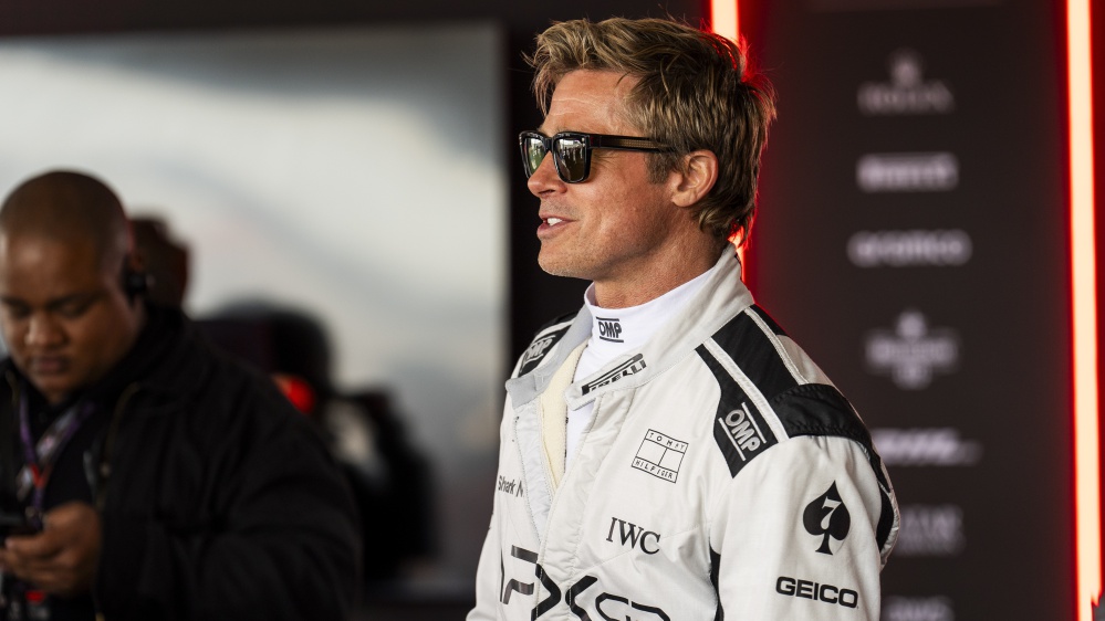 Brad Pitt in pista a Silverstone per il film sulla F1. La star sul circuito inglese, in sala l'estate prossima