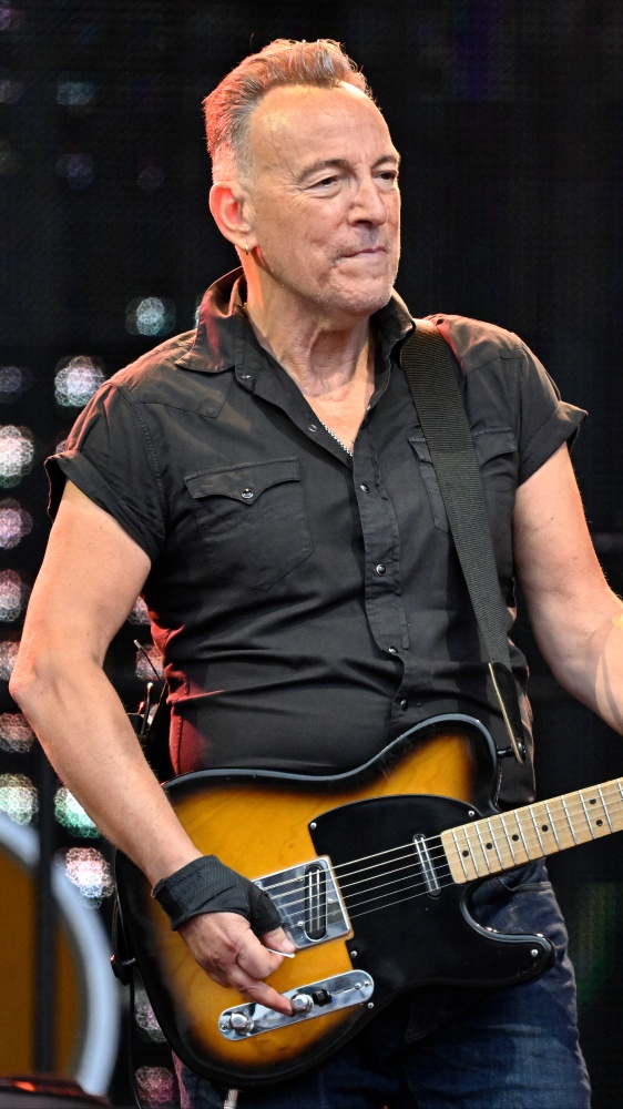 Bruce Springsteen, i fan si riuniscono a Milano nonostante la cancellazione degli show a San Siro