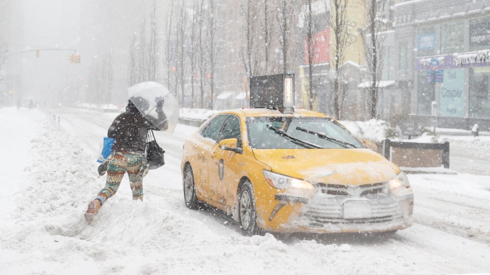 Bufera di neve paralizza New York, scatta l'emergenza, è tra le maggiori della storia, trasporti in tilt