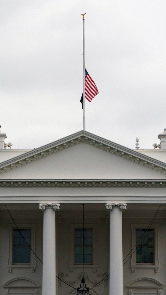 Caccia al killer di Kirk. Trump accusa la sinistra radicale e la base MAGA chiede vendetta. Bandiere a mezz’asta in tutto il Paese
