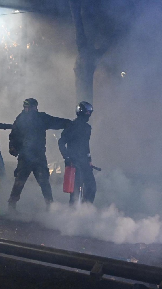 Calci, pugni e martellate, l'aggressione al poliziotto durante il corteo per Askatasuna a Torino