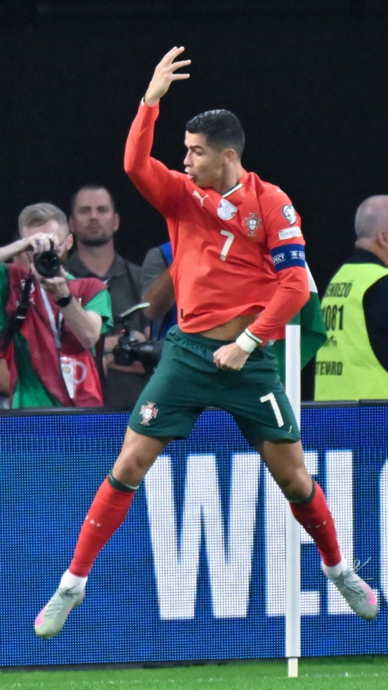 Calcio, Cristiano Ronaldo è il primo calciatore miliardario della storia