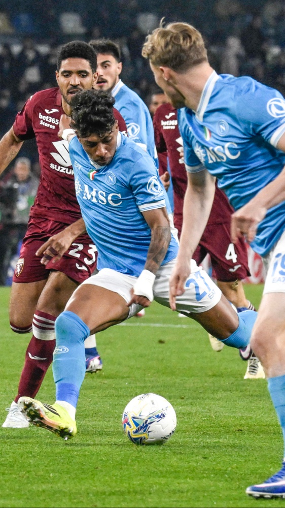 Calcio, Serie A, il Napoli batte il Torino e si avvicina al Milan