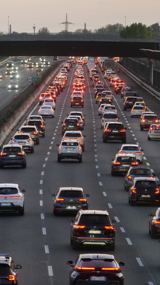 Weekend di esodo per le vacanze estive, gli italiani partono tra traffico e temperature in aumento