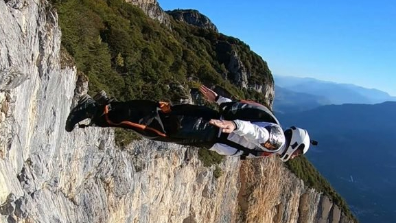 Caltanisetta, si lancia da viadotto con tuta alare e muore