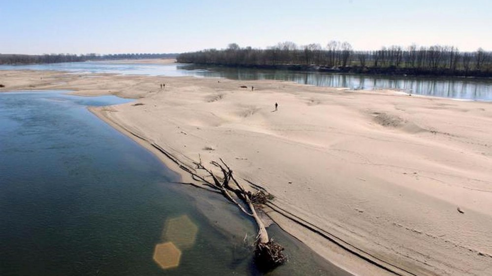 Cambiamenti climatici, Italia alle prese con la siccità, il fiume Po è in secca, dopo il caldo record